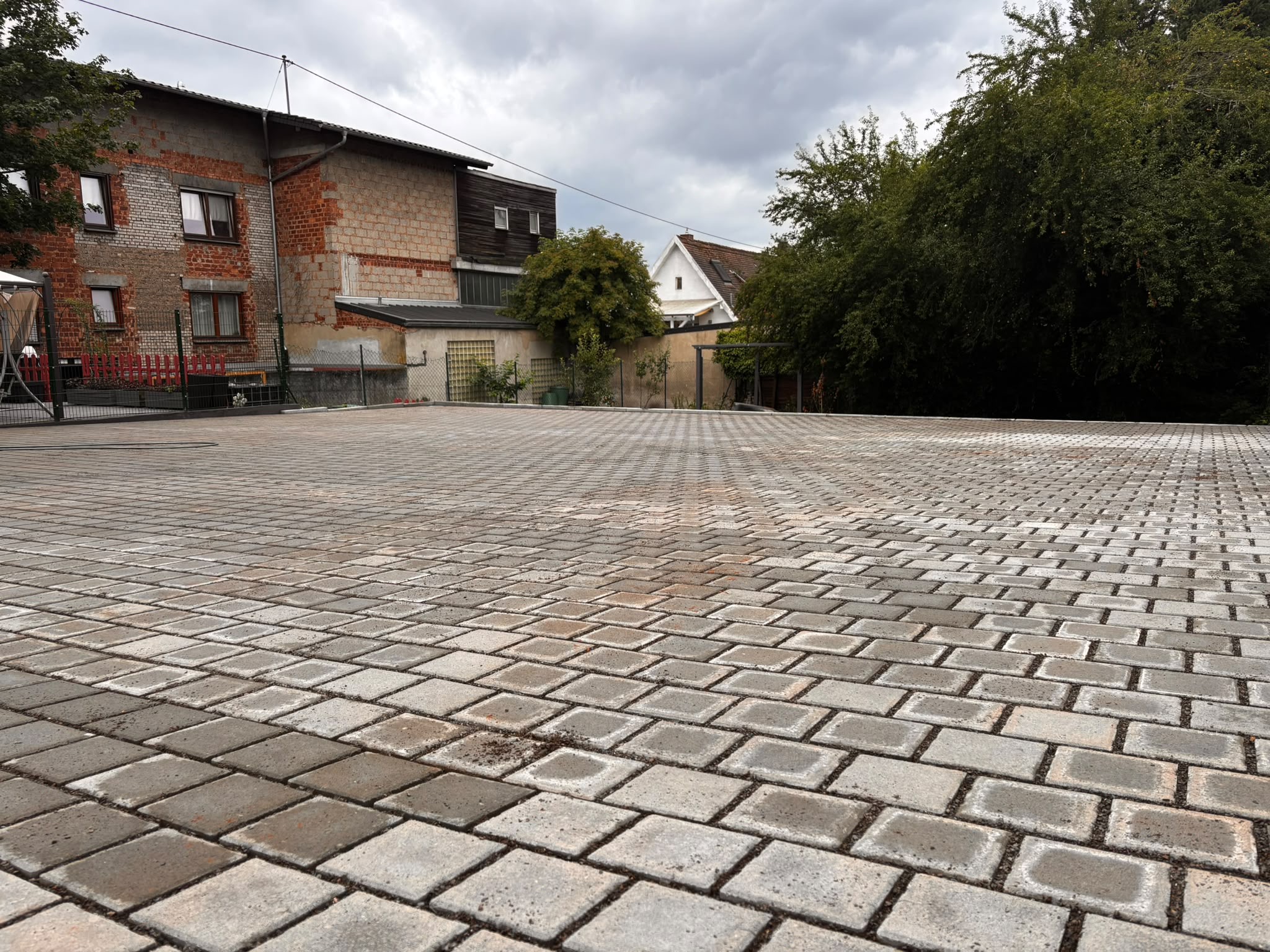 Neu gepflasterte Fläche von HL Bau